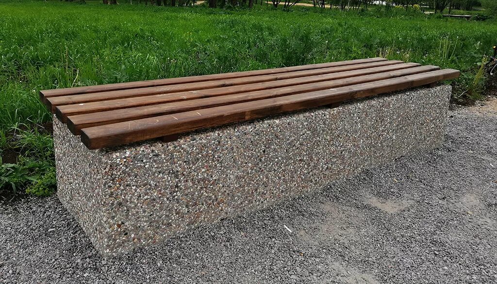 Лавка из блоков. Скамья блока. Скамейка из бетона. Каменная скамейка в шуваловском парке. С поддонов садовая мебель.