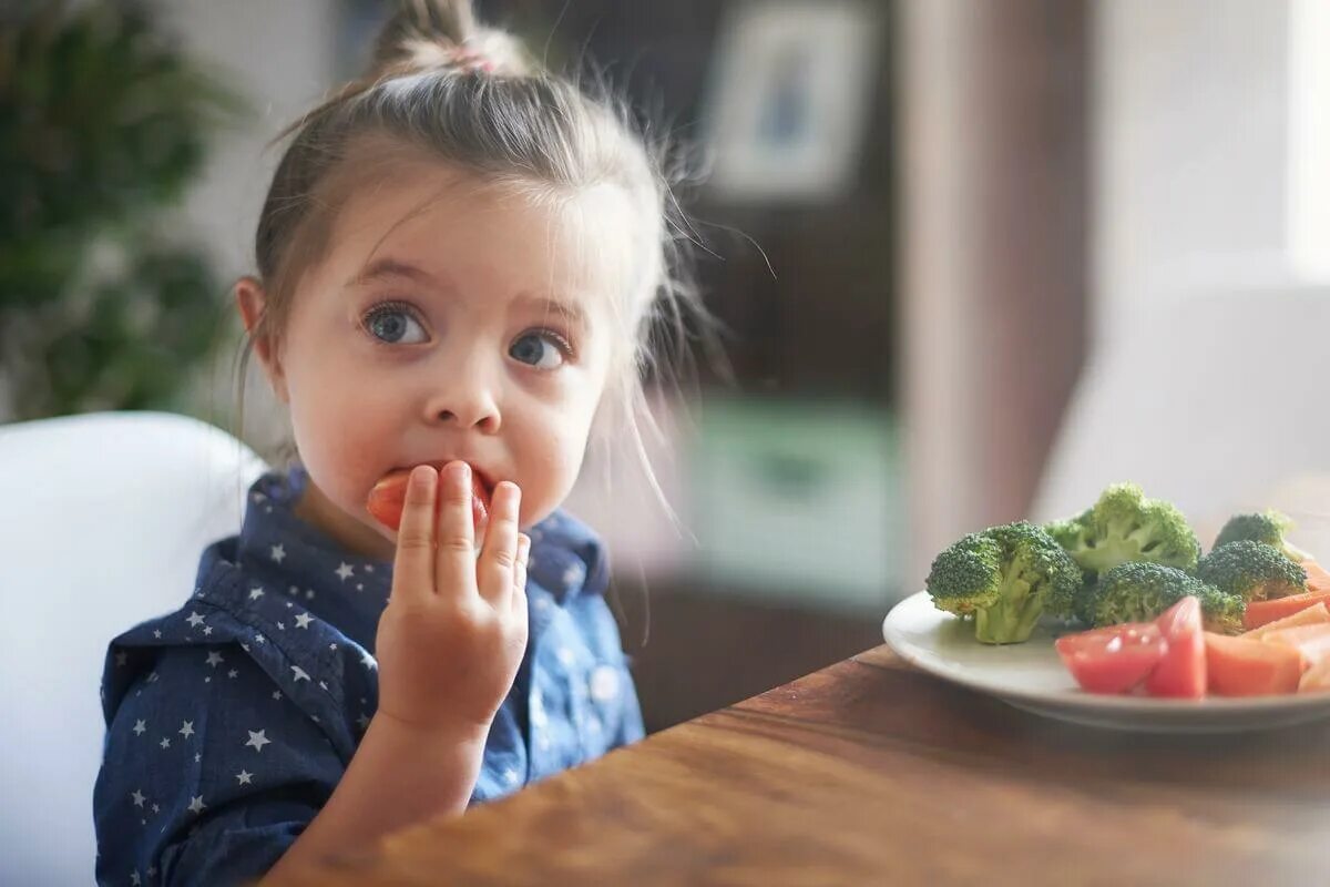 Дети невкусные. Еда для детей. Девочка ест. Красивый ребенок завтракает. Ребенок кушает.