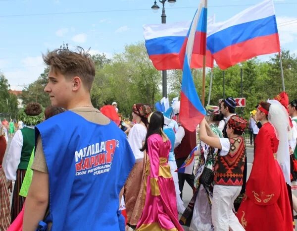 Парад наций. 12 июня омск мероприятия. Первомайское шествие. 12 июня омск мероприятия. Праздник общенародный фото.