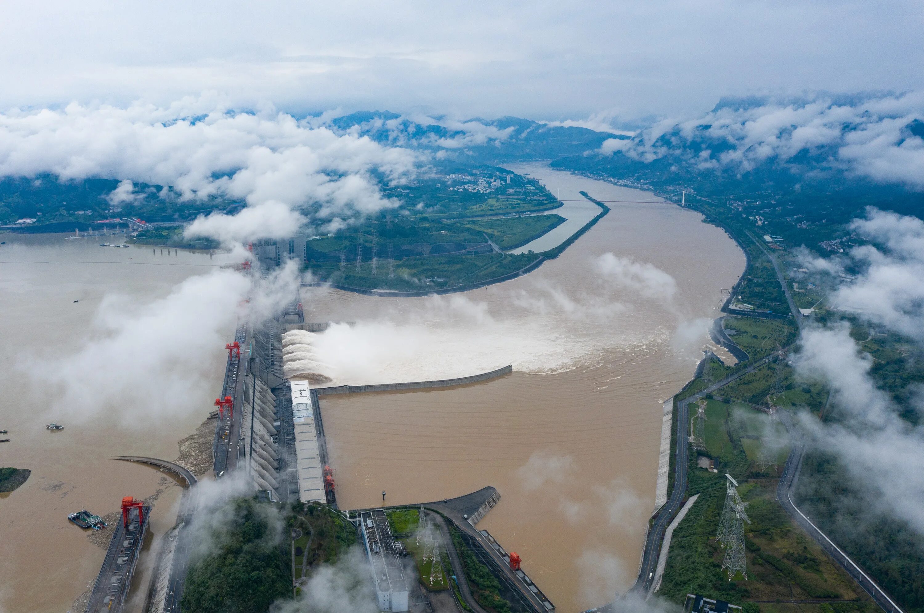 Какие крупные реки в китае. Китай Хуанхэ и Янцзы. Реки Хуанхэ и Янцзы. Река Хуанхэ ГЭС. Китай река Хуанхэ.