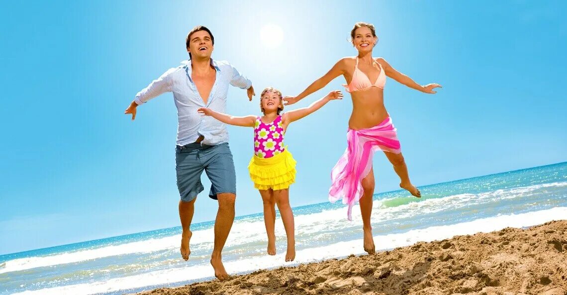 Акция счастливая семья. Семья на море. Семья на отдыхе. Семейный отпуск. Семья в отпуске.