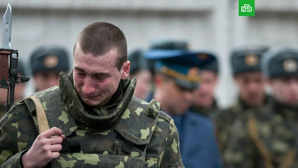 Жизнь офицера. Украинский военный плачет. Грустный солдат.