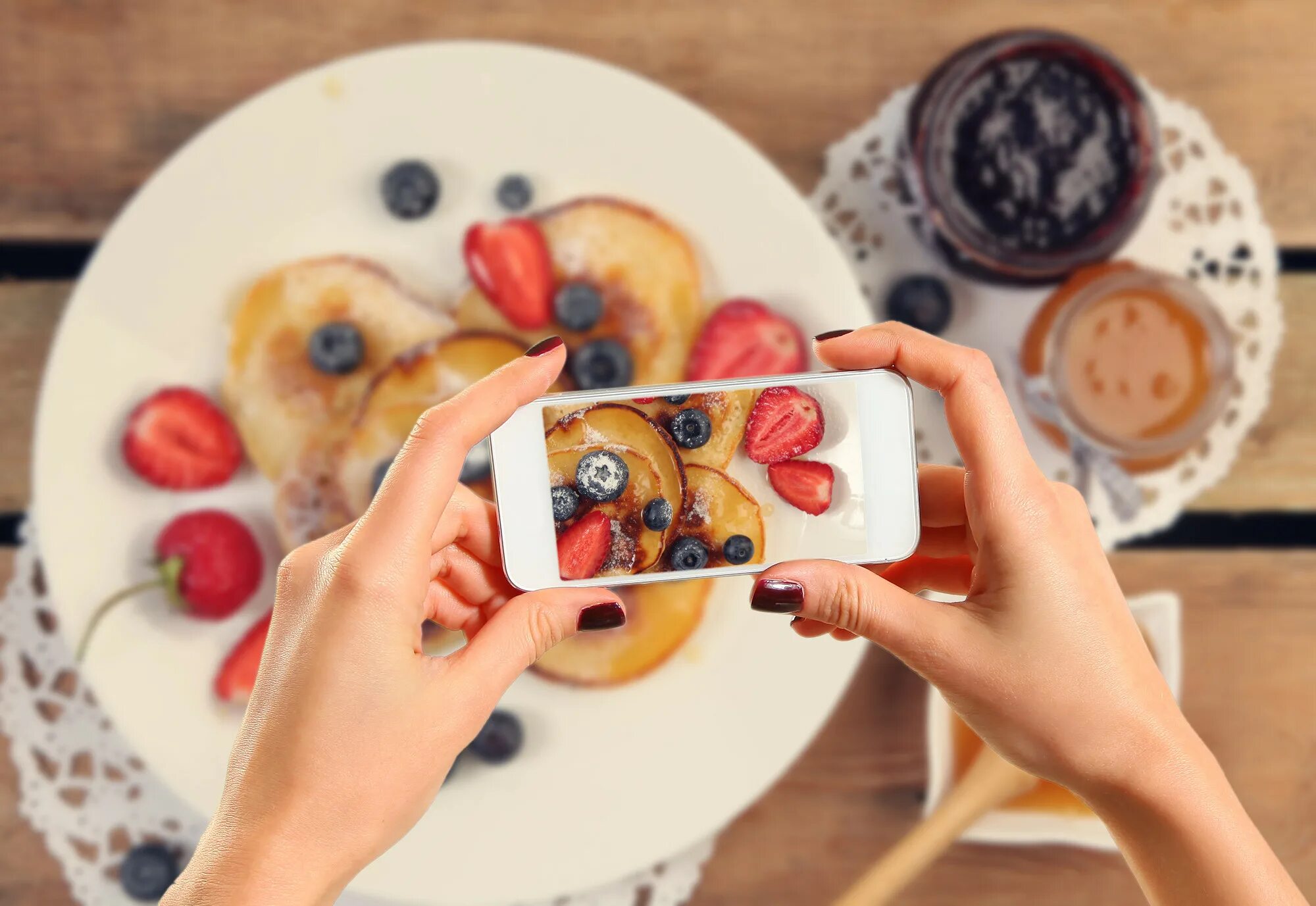 Как фоткать еду. Фотографирование еды на телефон. девушка фотографирует еду. как красиво сфотографировать еду. фотоаппарат и еда.