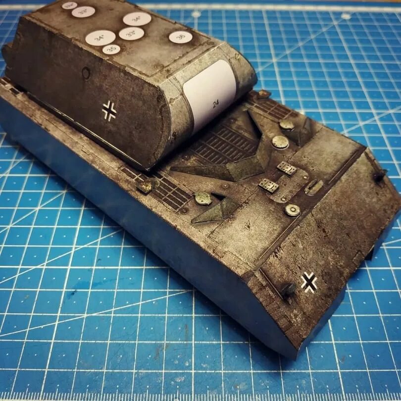 Развертка танка кв 2 из бумаги. Оригами из бумаги танк т-34 простая схема. Чертеж танка т34 из картона модель. Паперкрафт танк т-34. Танк из картонной коробки.