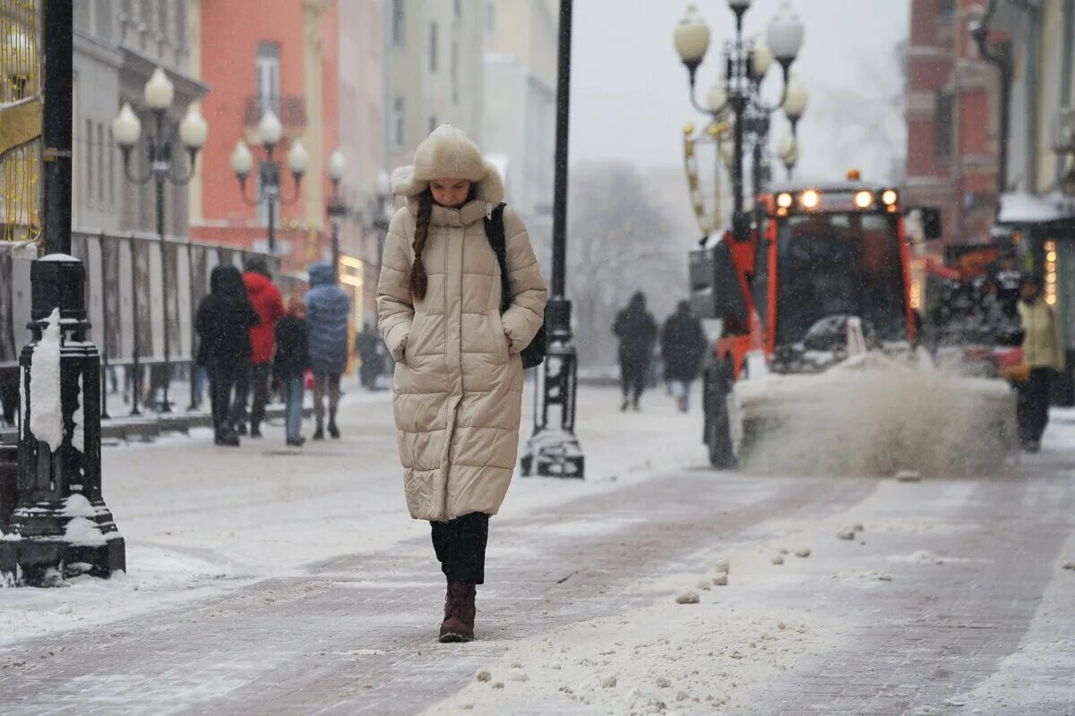 Ощущается в москве. Небольшой снег. Снег в Москве. Сугробы в Москве. Мокрый снег.