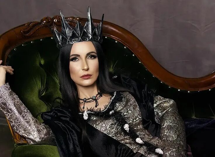 "Veronica as the Queen" - image created in Shedevrum