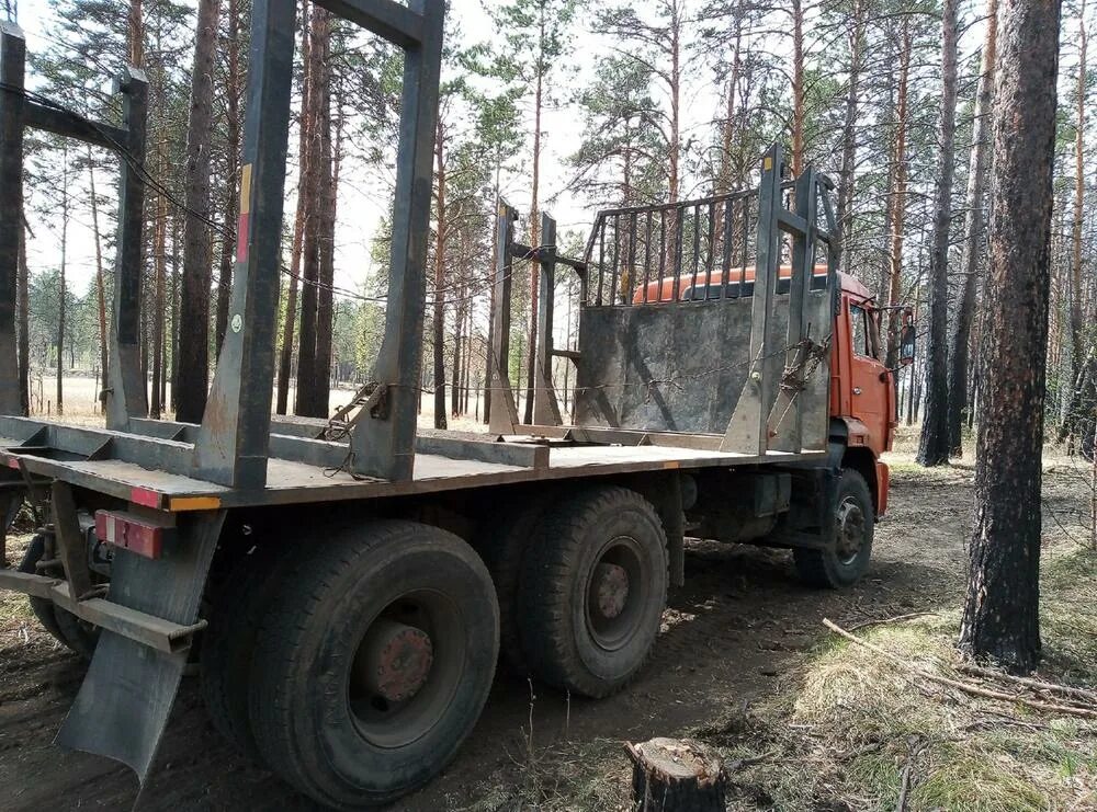 Лесовозы в красноярском крае. КАМАЗ 6520 лесовоз. КАМАЗ 6520 сортиментовоз с прицепом. Лесовозная платформа на КАМАЗ. Ящики для инструмента КАМАЗ сортиментовоз.