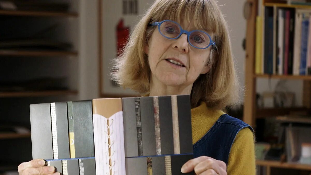 Анджела джеймс. James black hockey. Angela james. Анжела джеймс рыжая. Анджела джеймс.