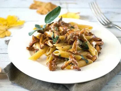 Лисички с курицей в соусе
