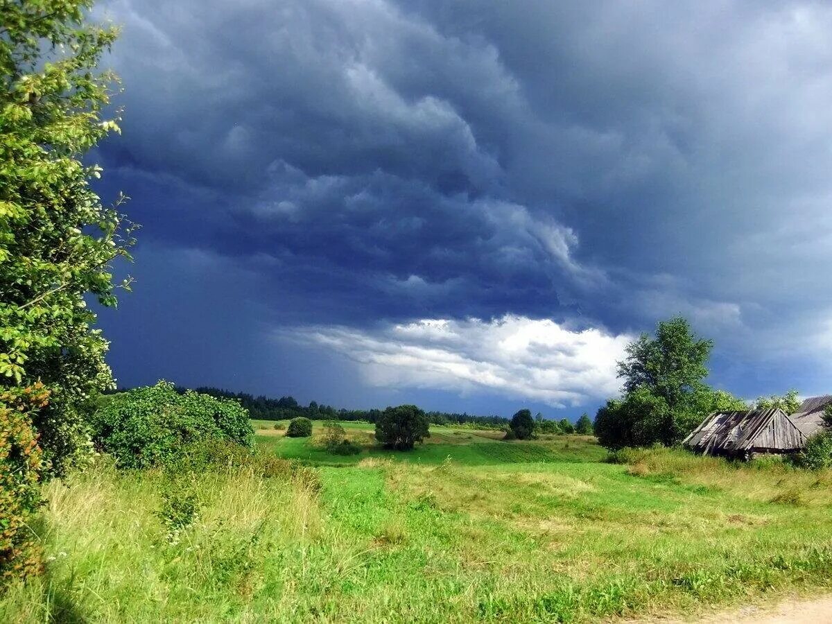 Грози село. Гроза в деревне. Деревня лето гроза. Лето в деревне. Деревня перед грозой.