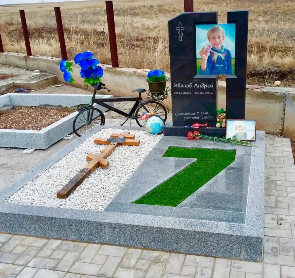 Памятник для девочки. Мир камня памятники. Галька для памятника. Краска по камню для памятников. Памятники на могилу из гранита двойные.