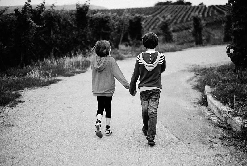 Мальчик с девочкой дружил. Настоящая дружба. Искренняя дружба. Друзья мальчик и девочка картинки. Дети и природа.