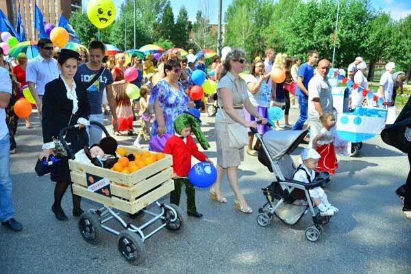 Парад колясок. Коляски в детском саду. Коляски в детском саду. Парад игрушечных колясок. Коляска для четверых детей.