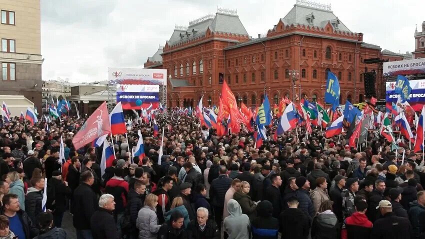 Митинг концерт 2024 март красная площадь. Митинг на Манежной площади 1991. Митинги на Манежной площади в 1990. Митинг на Манежной площади. Митинг в Москве за референдум.