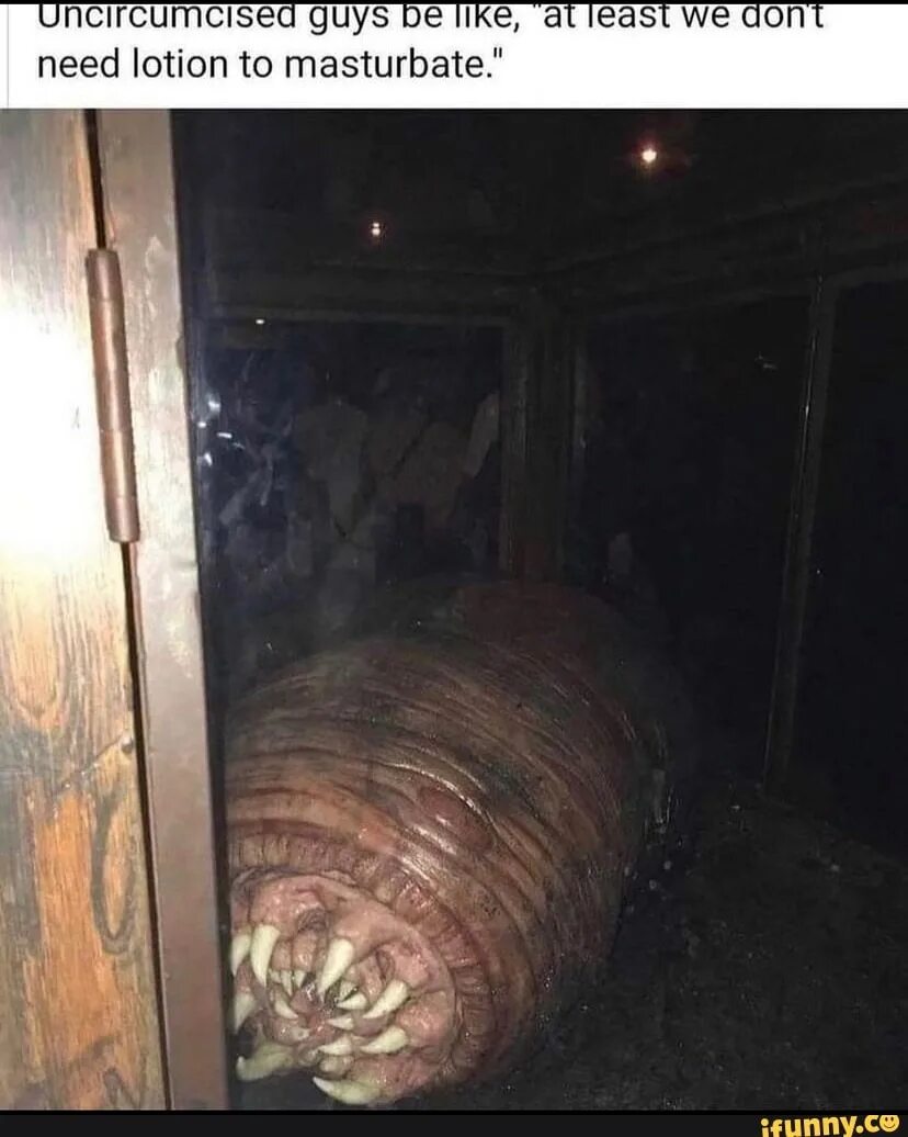 Убогие backrooms. Бэкрумс монстры. Закулисье backrooms уровни существо. Уличная лошадь тревор хендерсон. The backrooms в реальности.