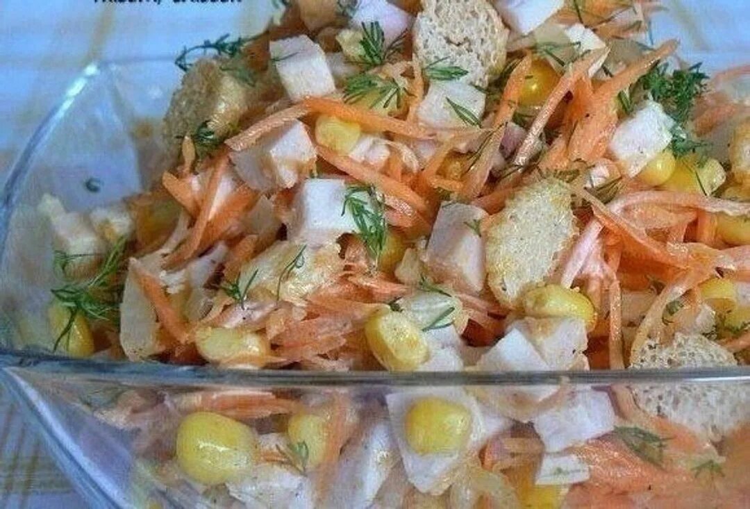 Копченая куриная грудка корейская морковь. Салат с копчёной курицей. Салат с корейской морковкой. Салат с корейской морковью и курицей и сухариками. Салат с копчёной курицей и корейской морковью и кукурузой.