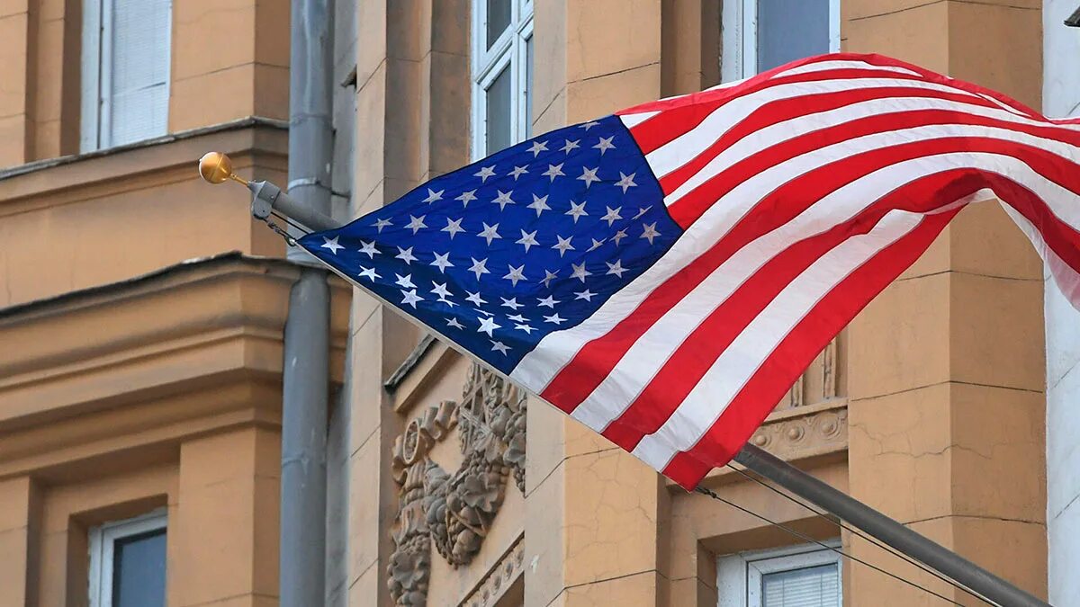 Сотрудники посольства сша. Сотрудник посольства сша. посол соединенных штатов америки в москве. флаг на посольстве сша. посольство сша на кипре.