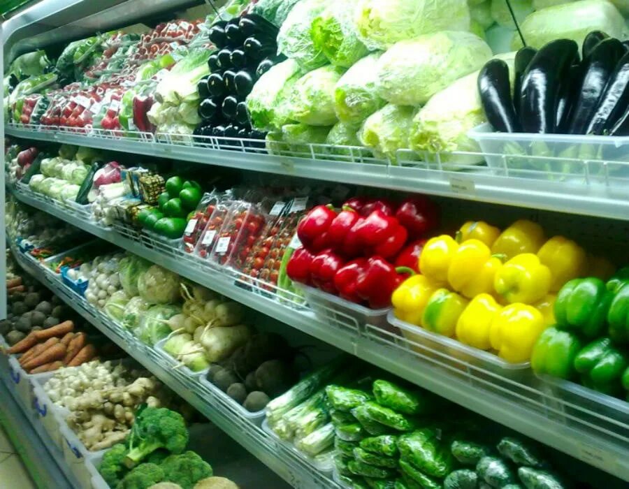 Магазины свежих продуктов. Продуктовый магазин. Супермаркет внутри. Овощи и фрукты. Выкладка овощей и фруктов в магазине.