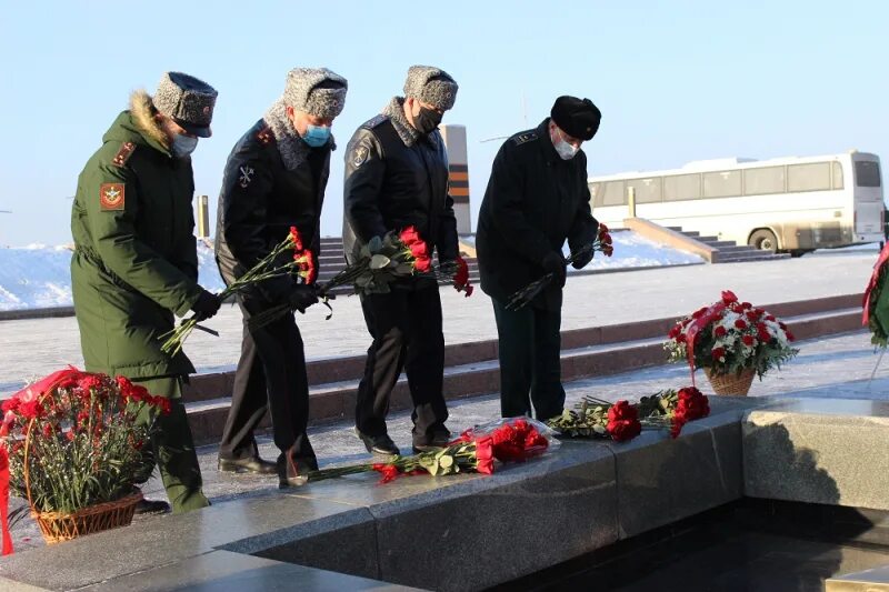 Отдать дань памяти погибшим. Мемориал самарцам погибшим в цветах. Площадь памяти погибшим в необъявленных войнах Самара. Дань памяти Миуре.