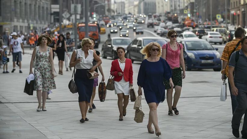 нетуристический нью йорк. нью-йорк сити манхэттен улицы. гордый человек. оживленная улица нью йорка. люди в городе.