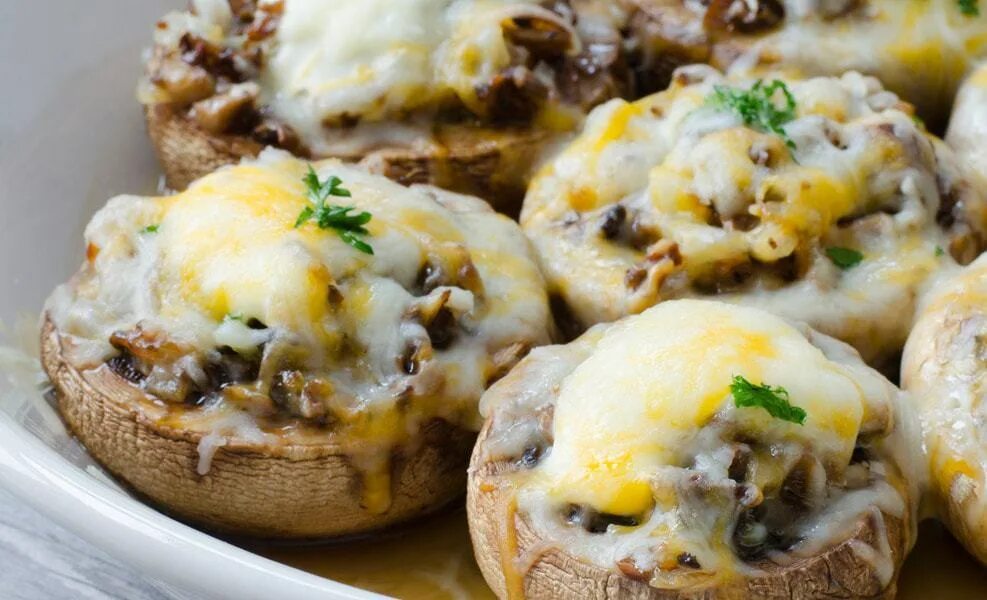запеченные фаршированные шампиньоны. фаршированные шампиньоны юлия высоцкая. фаршированные королевские шампиньоны. фаршированные грибы шампиньоны в духовке. шампиньоны фаршированные шампиньонами.