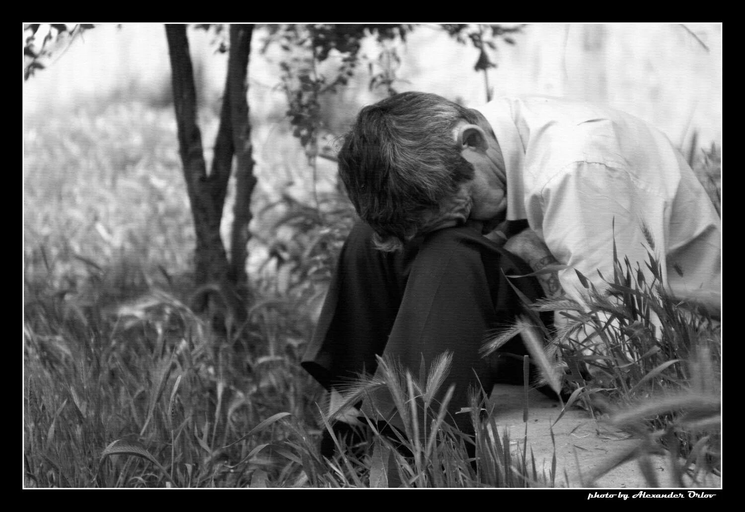 поклонники бога. грешник раскаивается. земной поклон. человек молится на коленях. размышление черно белое.