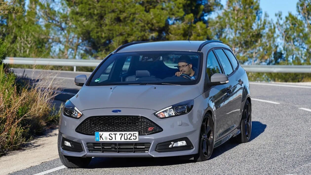 Форд фокус 3 розовый. Ford focus 2. Ford focus 3. 0 tdci. Форд фокус 3 хэтчбек красный.