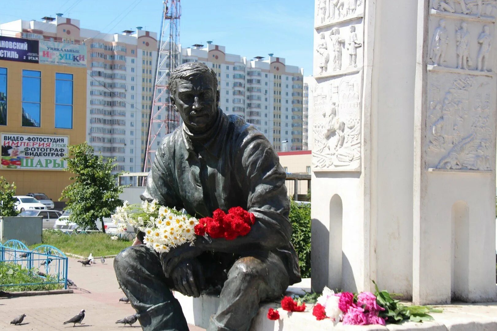 В м клыкова. Памятник памятник Клыкова Курск Курск. Памятник Вячеслава Клыкова Курск. Памятник в м Клыкову Курск. Памятник Вячеславу Клыкову.