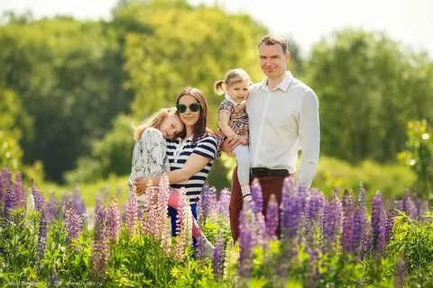 Семейная фотосессия в люпинах