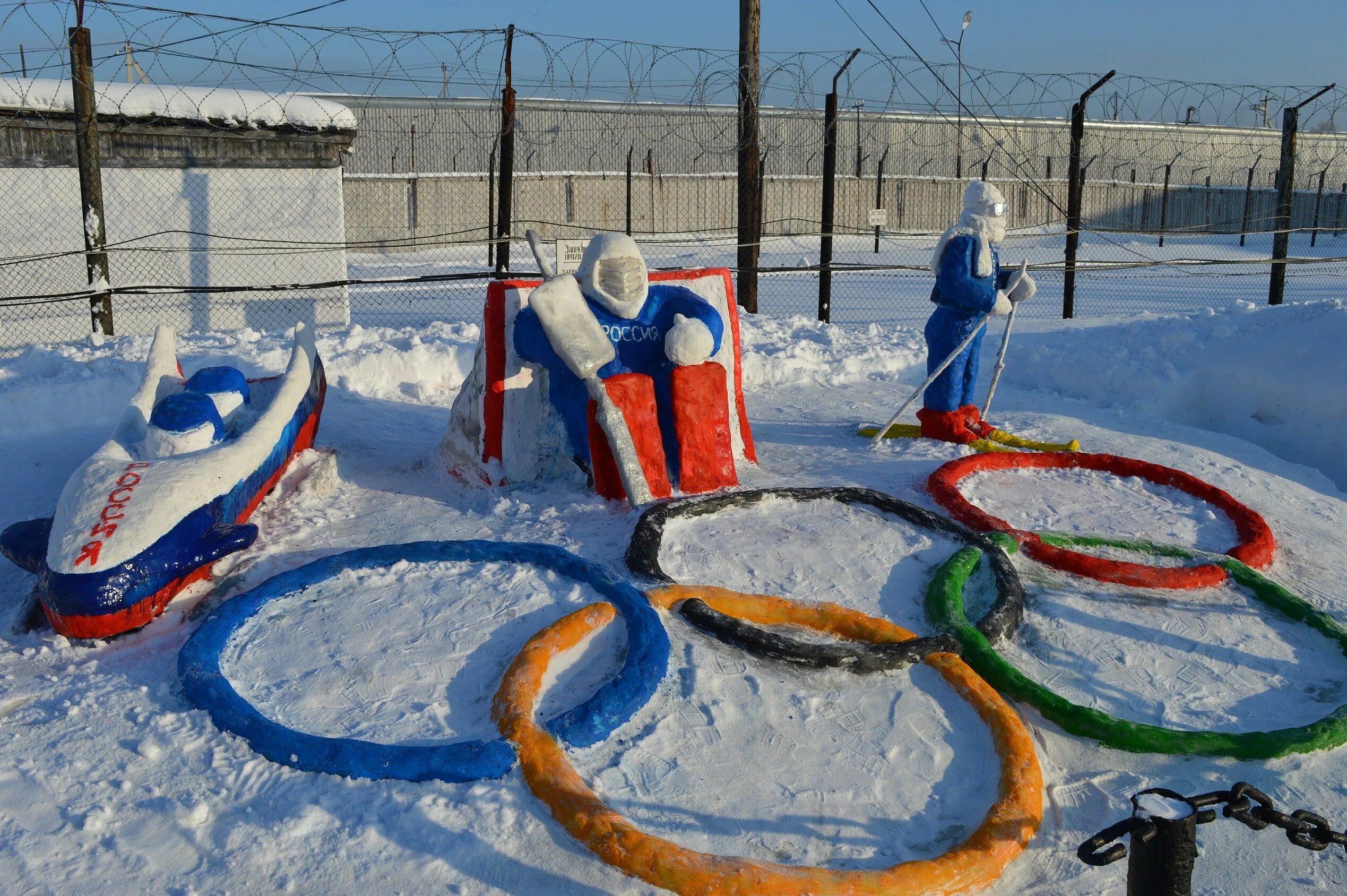 Зимние участки тема. Постройки из снега. Спортивные фигурки из снега. Спортивные постройки из снега. Спортивный городок из снега.