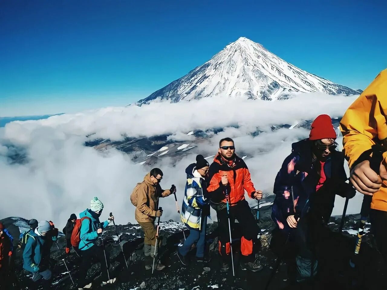 Туристы на камчатке. Петропавловск камчатский агнкс. Петропавловск камчатский аэропорт елизово зал ожидания. Камчатка кино. Регистрация камчатка.