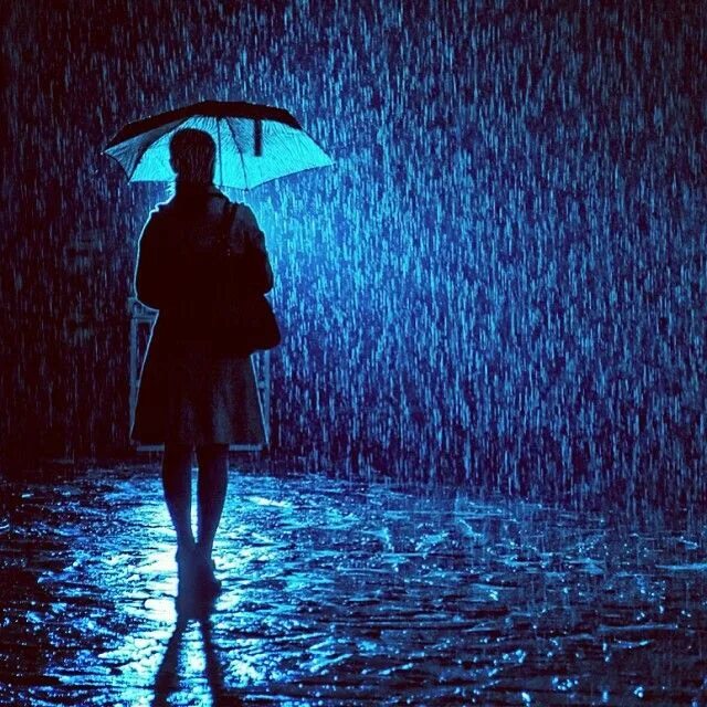 Ask the rain. Девушка под дождем. Человек под дождем. Дождь одиночество. Одинокий человек под дождем.