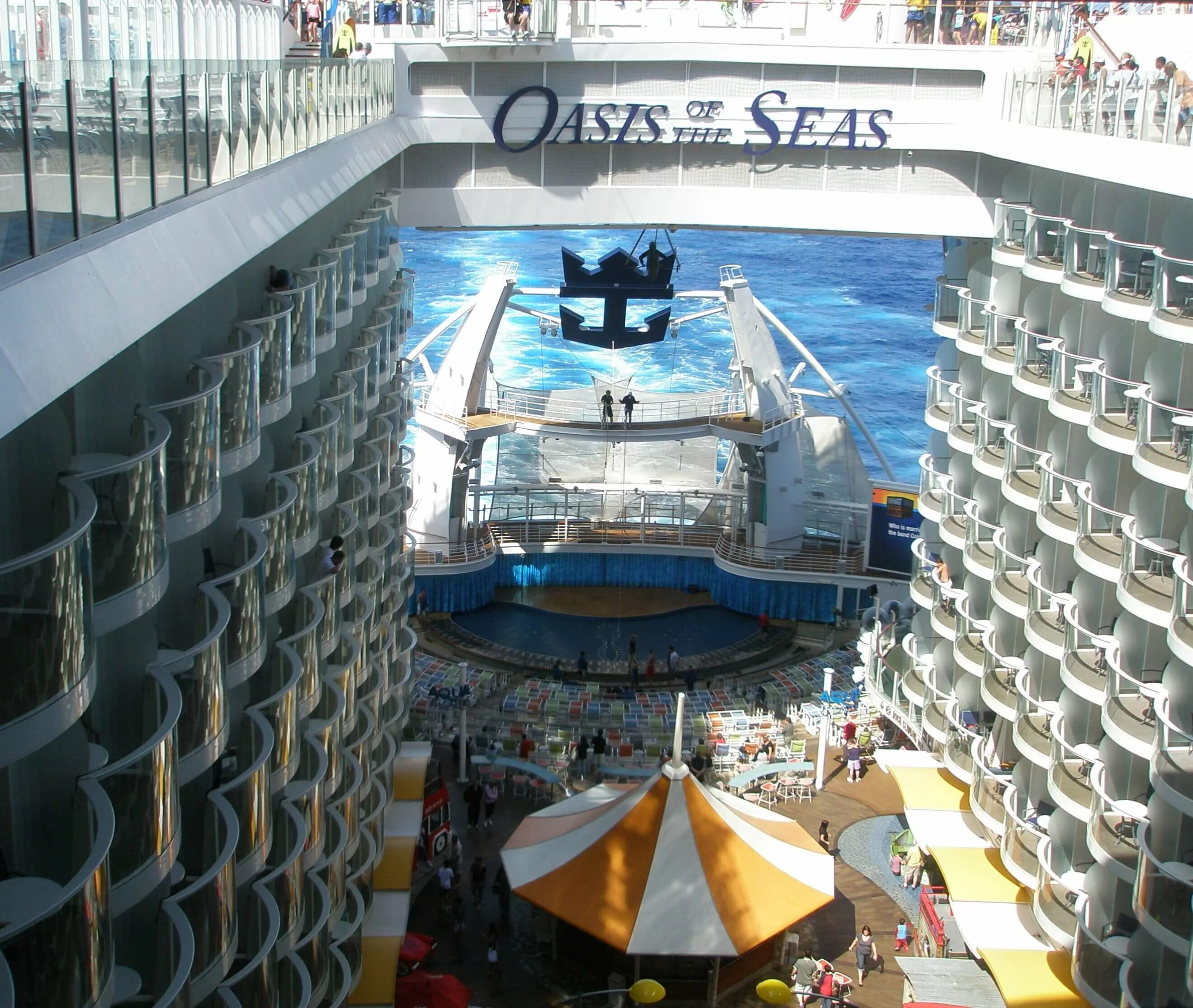 Оазис морей круизный лайнер. Корабль оазис морей. Oasis of the seas круизное судно. Oasis лайнер. Оазис морей внутри.