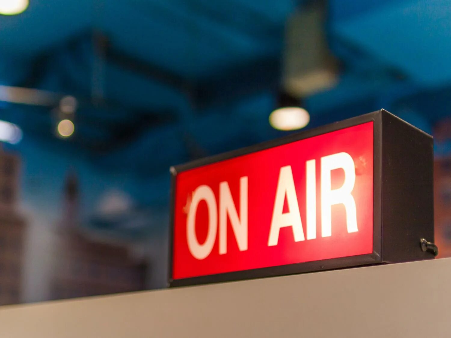 So on air. On air табличка. on air радио. вывеска on air. вывеска прямой эфир.