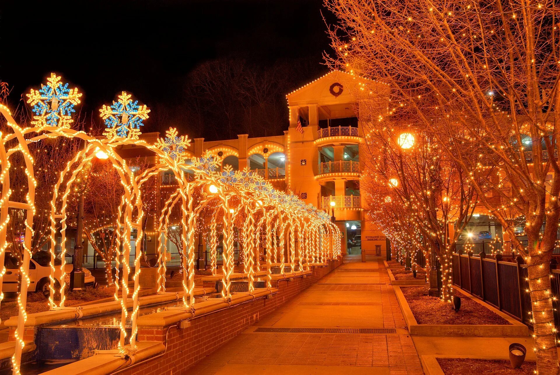 праздничная иллюминация. новогодние украшения для улицы. новый год украсить город. новогодние украшения для улицы. новогодние уличные украшения.