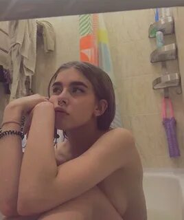 котаны выручайте, нужны видосы этой малышки её ники SASHAANTNV и sashaxruss...