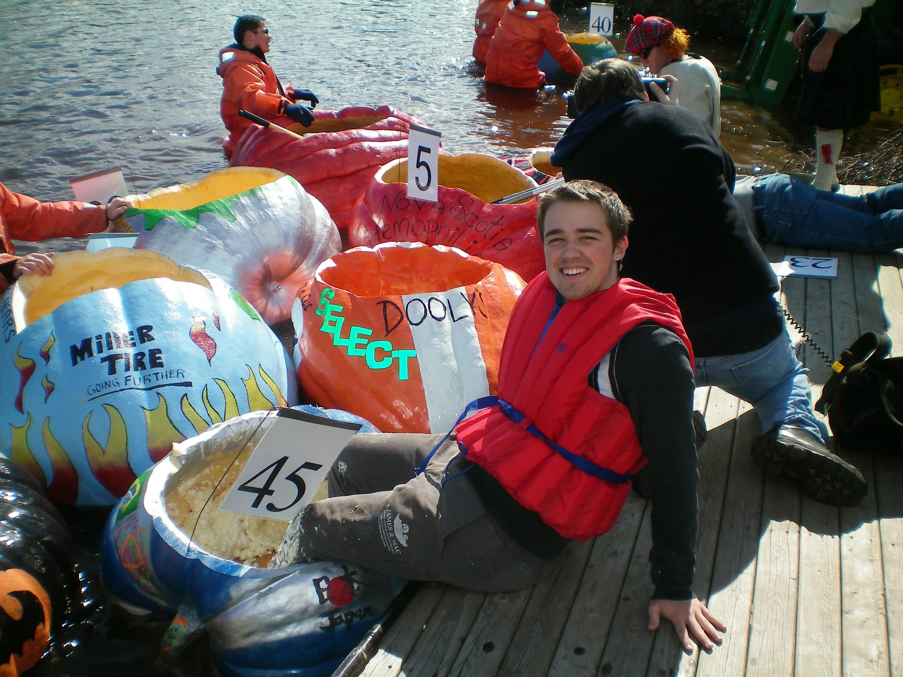 Гонки на тыкве заплыв германия людвигсбург. Windsor pumpkin regatta. Регата на тыквах. Виндзорская регата на тыквах. Тыквенная регата.