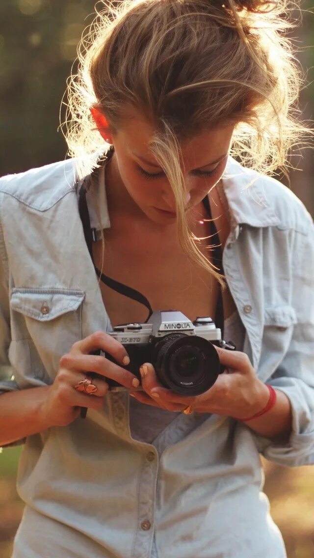 Девушка фотографирует на телефон. Фотограф. Cam with her. Фотограф фрилансер. Фотоаппарат для девочек.