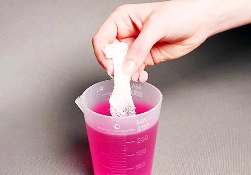 Дезинфекция почвы для рассады. Замачивание семян в марганцовке перед посадкой. Протравливание семян томатов. Обеззараживание теплицы марганцовкой. Семена в растворе марганцовки.