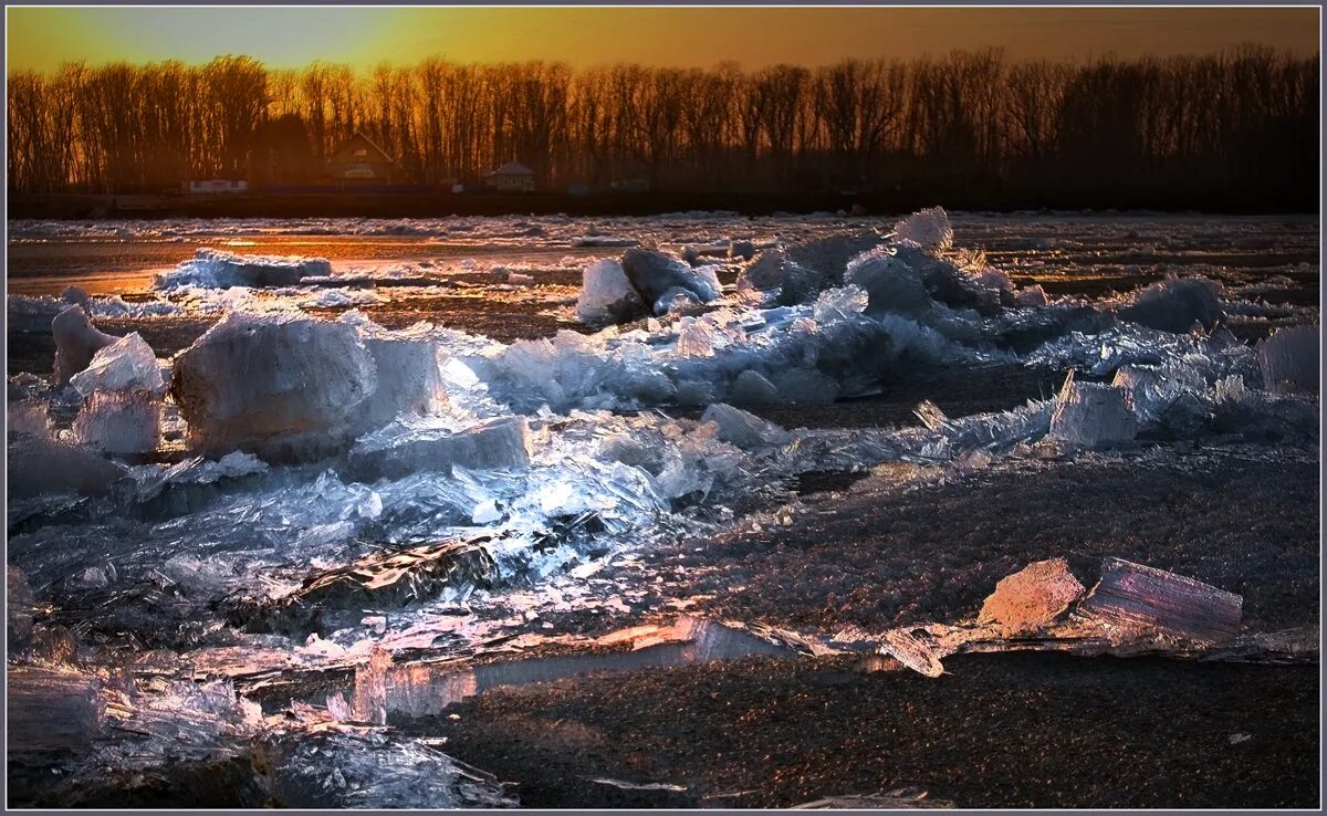 ярко светит солнышко на реке ледоход