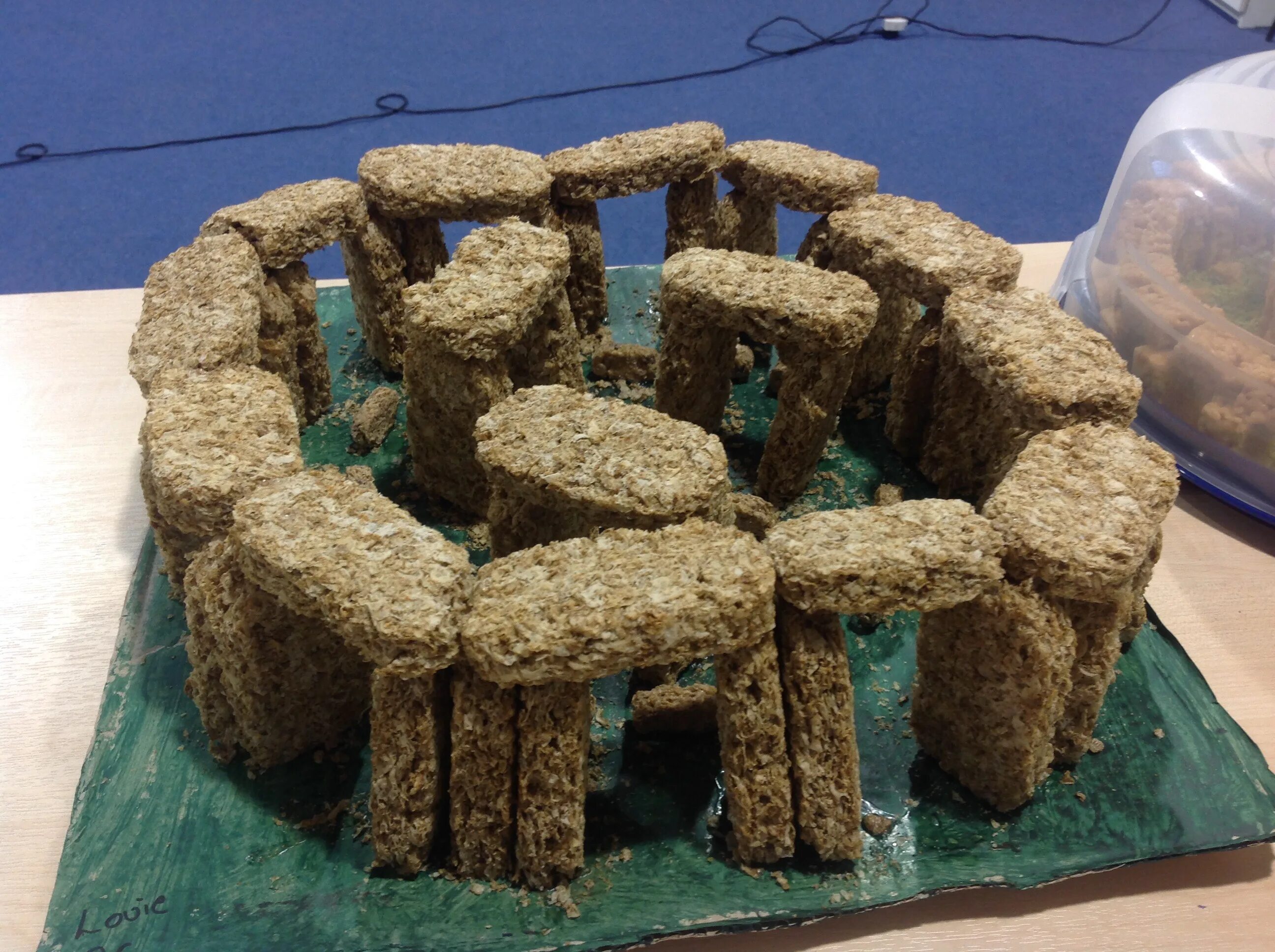 украшение салатов из огурцов. салат стоунхендж из огурцов. салат стоунхендж из огурцов. достопримечательности мира из еды. стоунхендж из домино.