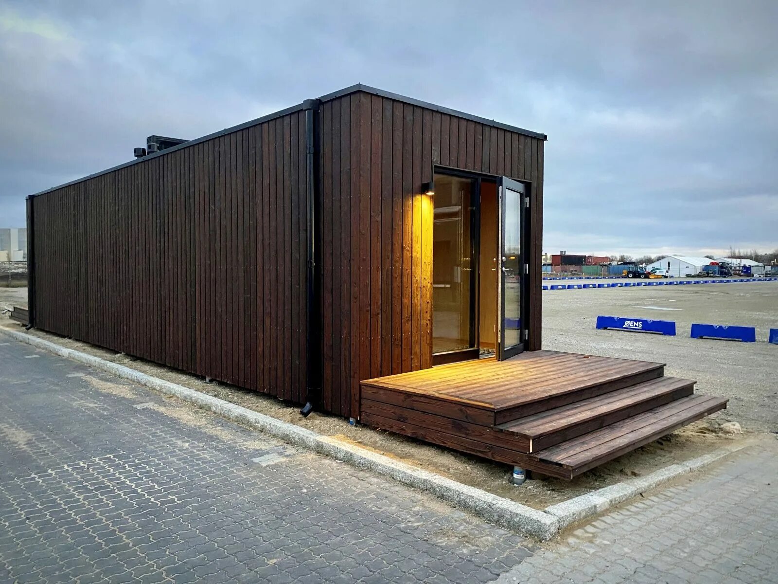 Dom box. Модульный домик. Модульный каркасный дом. Уличные инфекционные боксы домики. Японские модульные дома.