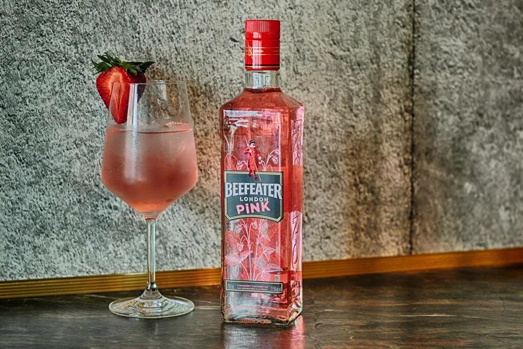 С чем пить розовый джин. Джин Beefeater Pink. Джин Beefeater Pink коктейль. Beefeater Джин клубничный. Бифитер крепость.