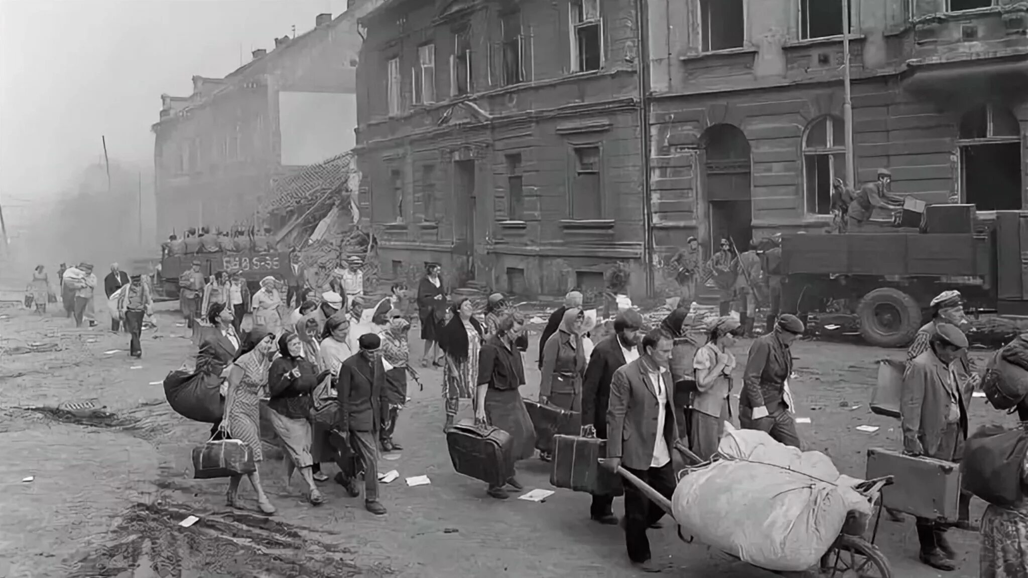 30 июня 41. Московская паника 1941. 16 Октября 1941 Москва. Паника в Москве в октябре 1941 года. Московская паника 16 октября 1941 года.