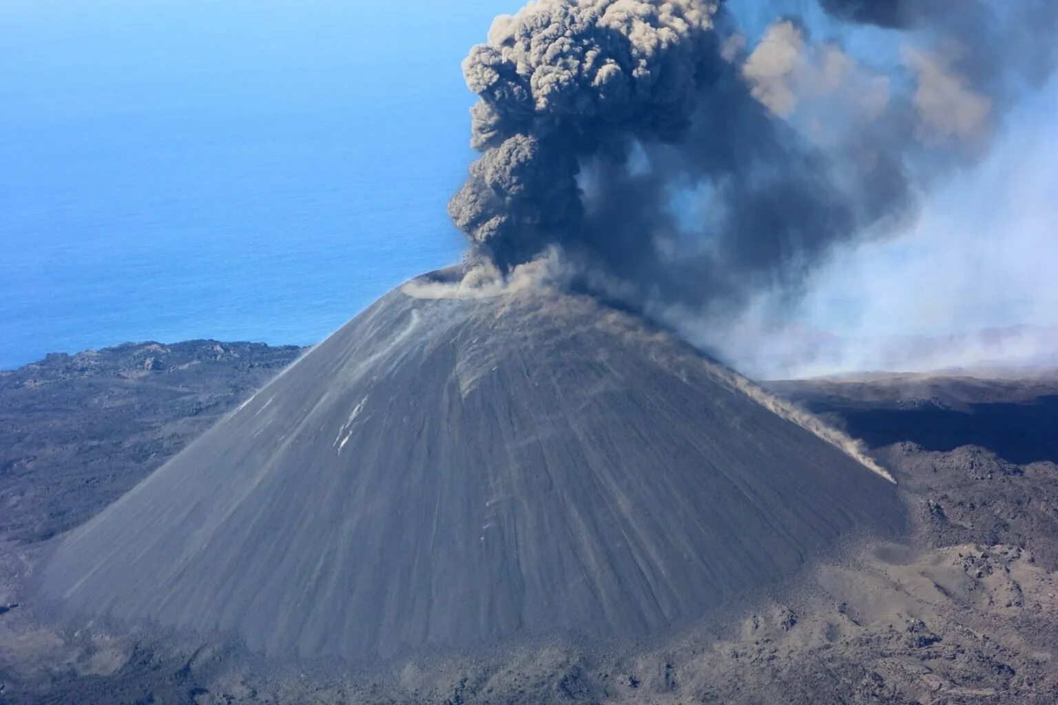 Как называется самый большой вулкан. Вулкан Везувий и Этна. Италия вулканы Везувий и Этна. Везувий Этна Стромболи. Извержение вулкана Везувий.