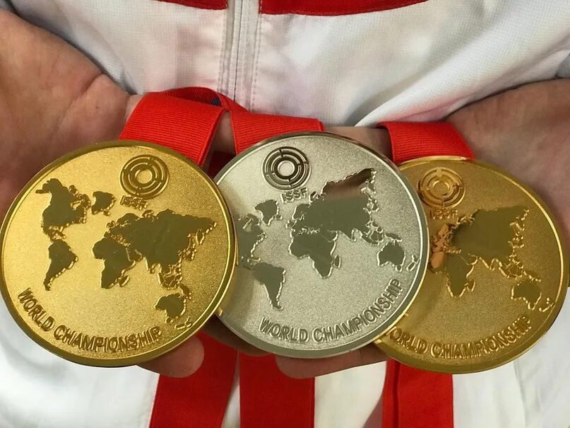 Россия 9 золотых. Медали чемпионов. Золотая медаль по туристическим.