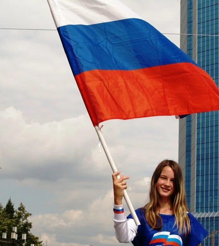 Платье российский флаг. Машет флагом. Костюм российский флаг. Женщина с российским флагом. Россиядеаушка.