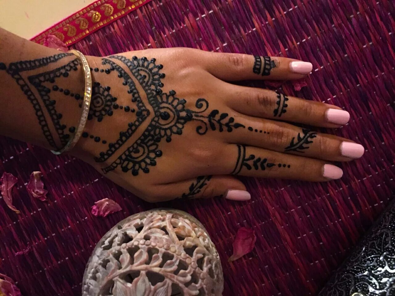Зоологическая салон хна. Тату хной москва салоны. Тату из хны. Henna салон. Тату из хны.