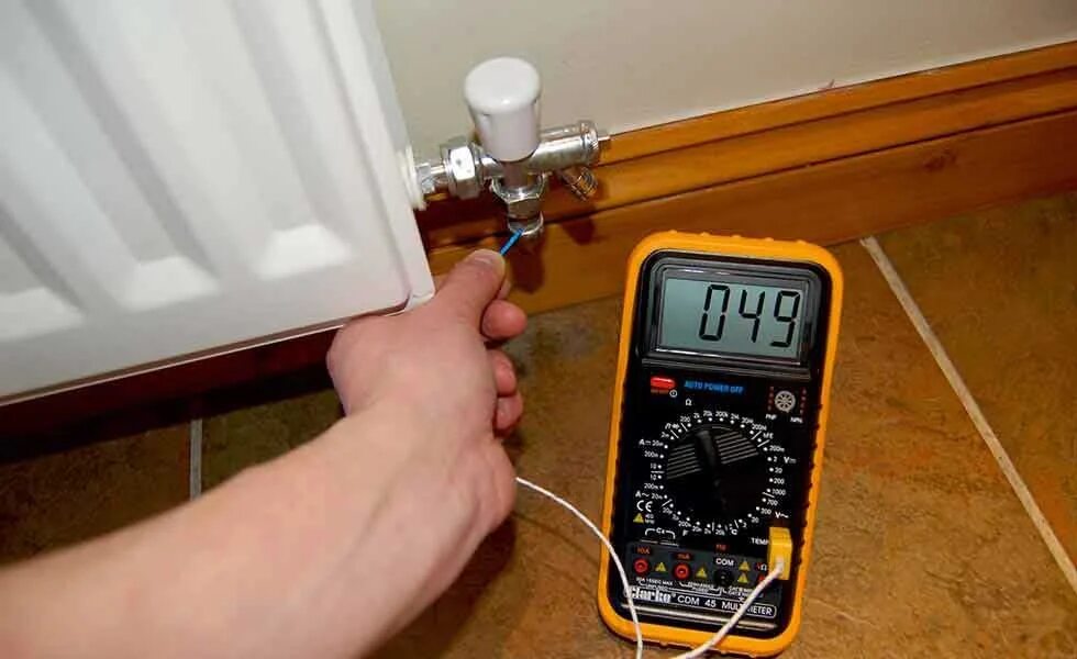 Прибор для измерения тепла в батареях. Измеритель температуры батареи отопления. Термометр на батарею. Замеры температуры батареи.