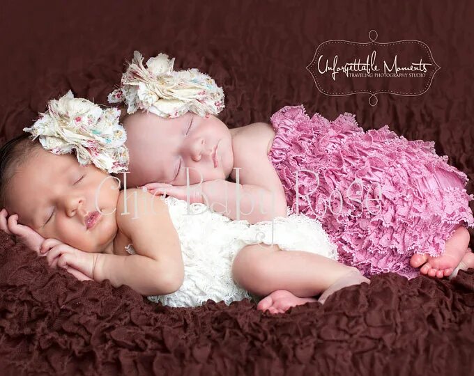 С рождением дочек двойняшек. С рождением двойняшек девочек. С рождением дочерей близняшек. С днём рождения боезницам. С рождением дочерей близняшек.